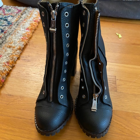 Black Report Signature boots. Women’s size 8. - Picture 3 of 5